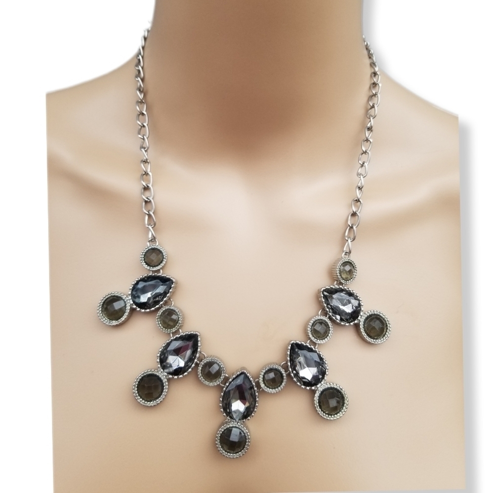 VINTAGE SILVERTONE WITH BLUE/GREY & GREENISH AUSTRIAN CRYSTAL STATEMENT NECKLACE